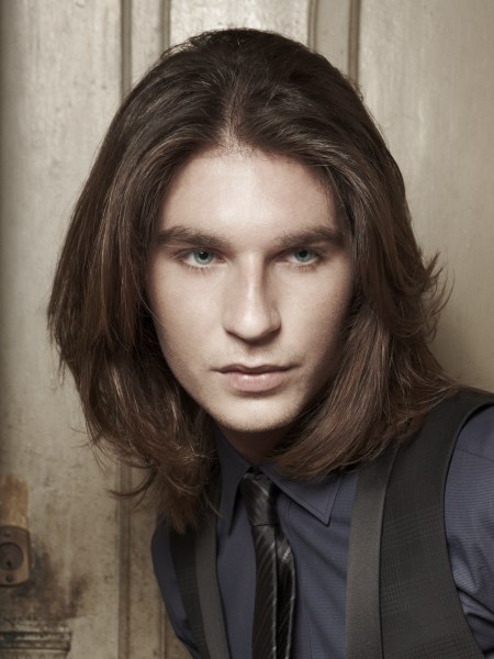 Shoulder-long hair with layers for men