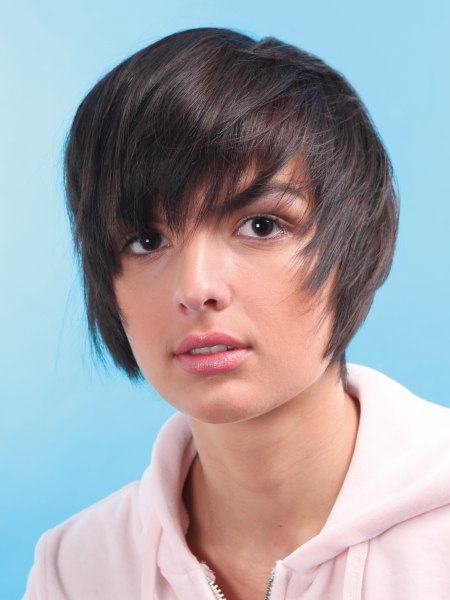Short face-framing hair, cut with a razor