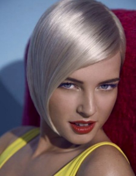 Short platinum blonde hair style