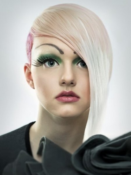 Hair with millimeter-short sides and three colors