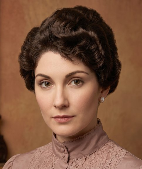 Vintage updo that is emphasizing the neckline