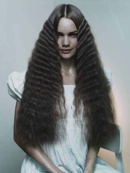 Very long crimped hair