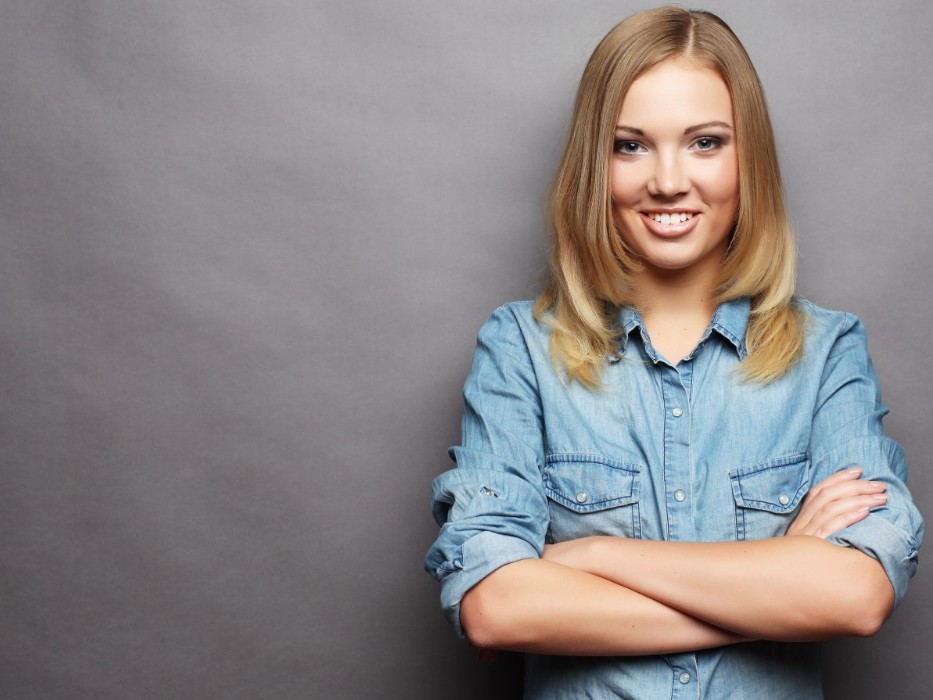 Pushing or rolling the sleeves of a blouse or shirt up