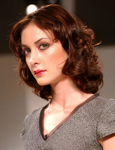 Medium-length above the shoulders hairstyle with curls