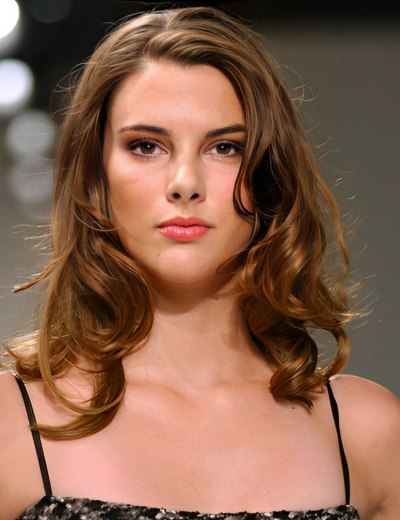 Romantic and ultra-feminine hairstyle with waves