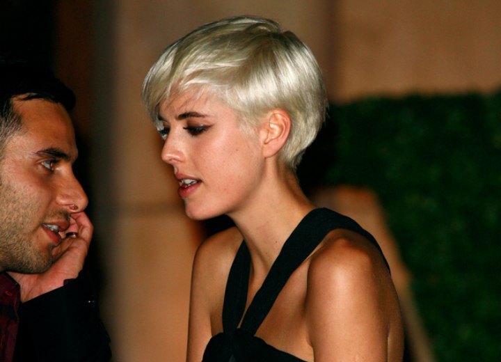 side view of Agyness Deyn's short haircut