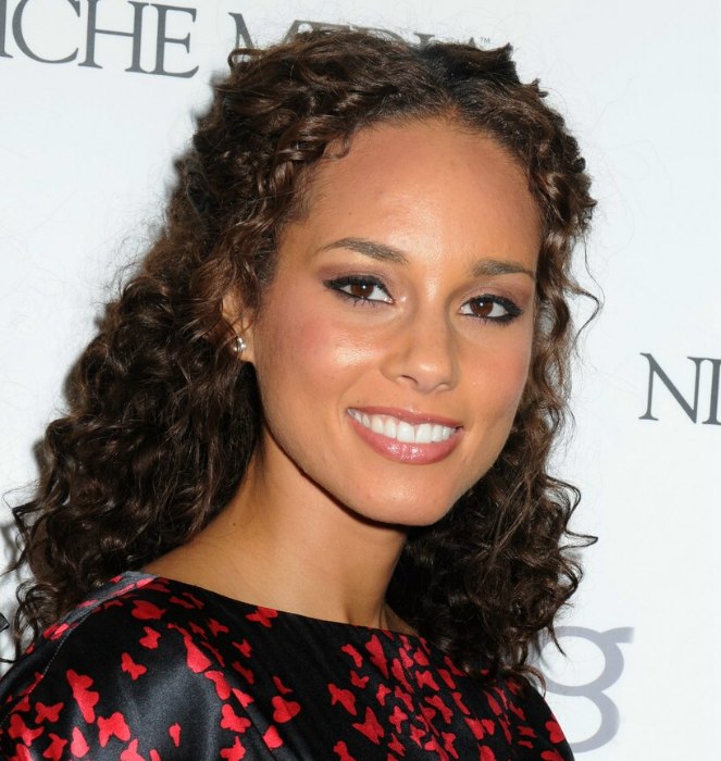 Alicia Keys Curly long hair, sectioned off in the center
