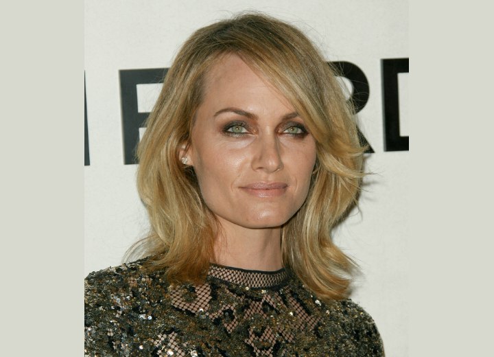 Amber Valletta's shoulder length hairstyle