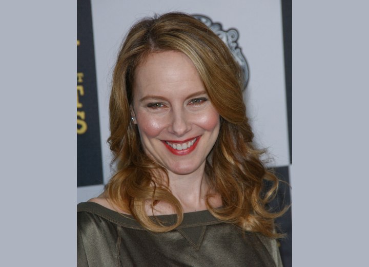 Amy Ryan wearing her hair long with loose spiraled curls