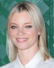 Amy Smart wearing her blonde hair in a shoulder length bob with a middle part