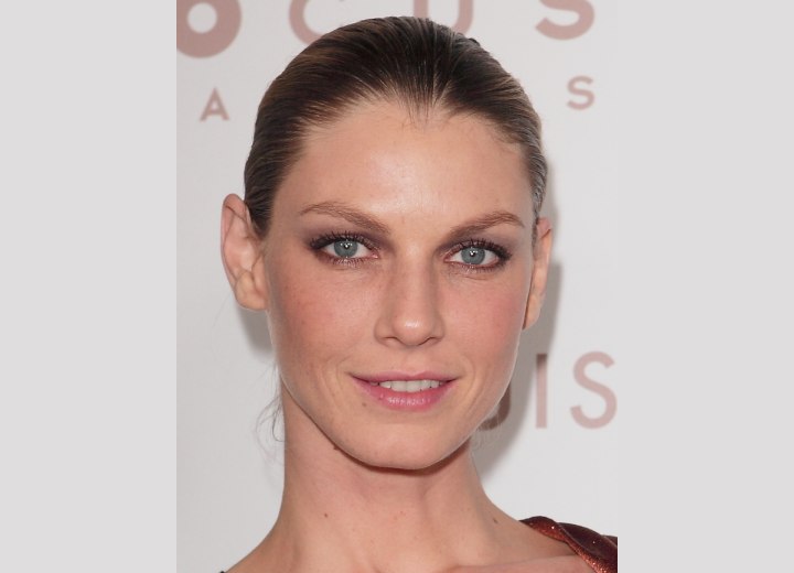 Angela Lindvall's oval face form