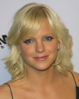 Anna Faris with her blonde hair cut in a medium length shag