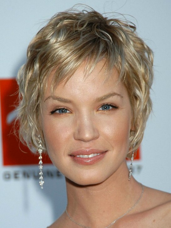 Ashley Scott sporting a very short layered hairstyle