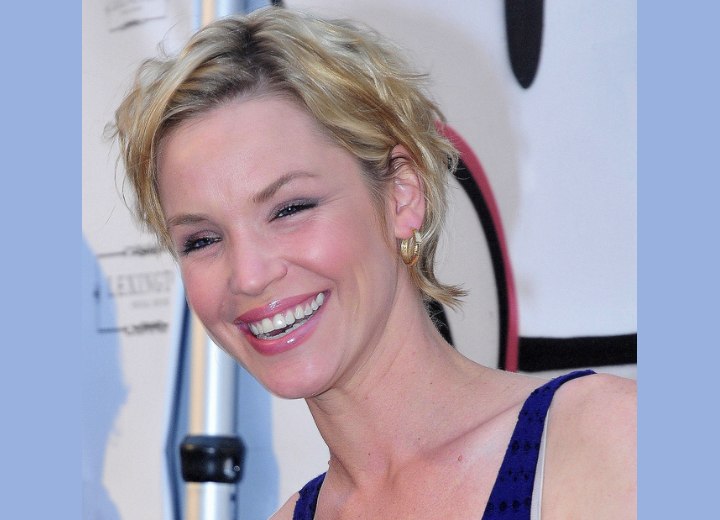 Ashley Scott - Short hairstyle for a simple daytime look