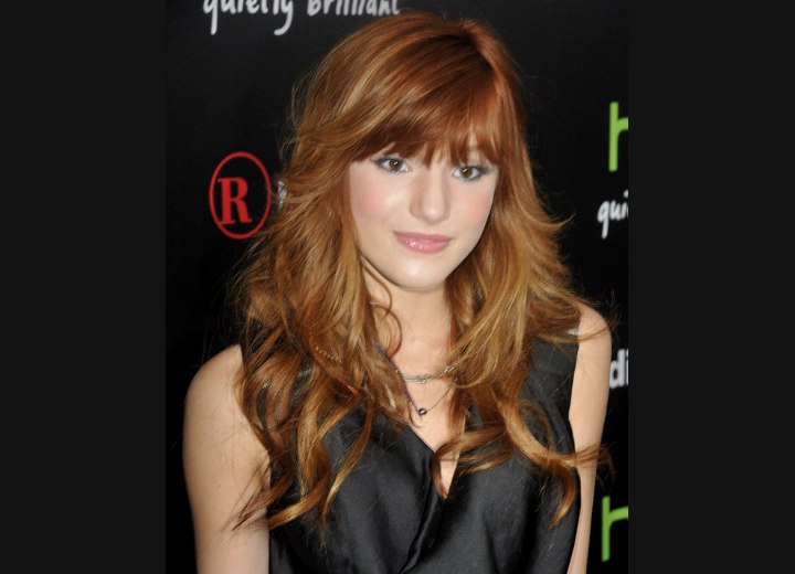 Bella Thorne with long hair that caresses the neck