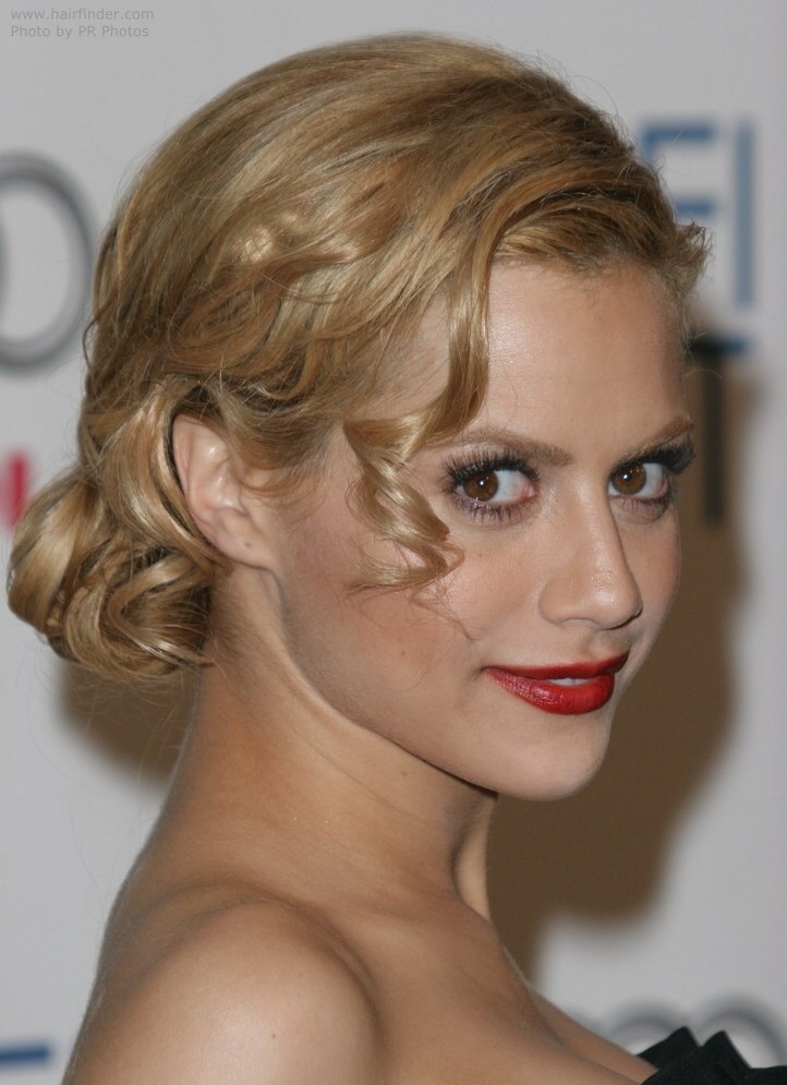 A classic chignon look for Brittany Murphy and how the 