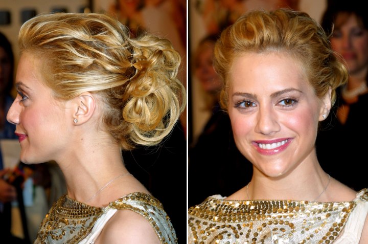 Brittany Murphy wearing an up-do with a curly bun