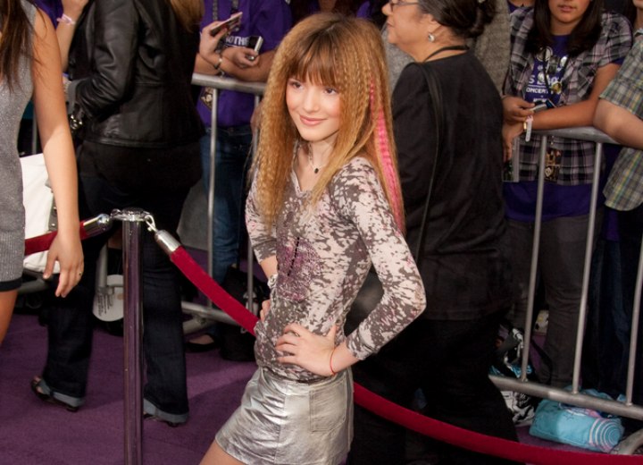Crimped hair with a pink streak - Bella Thorne