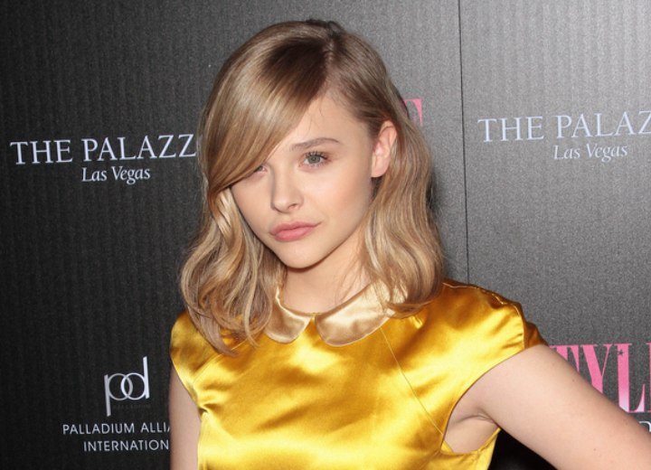 Chloë Moretz - Medium long teenage girls hairstyle with side bangs