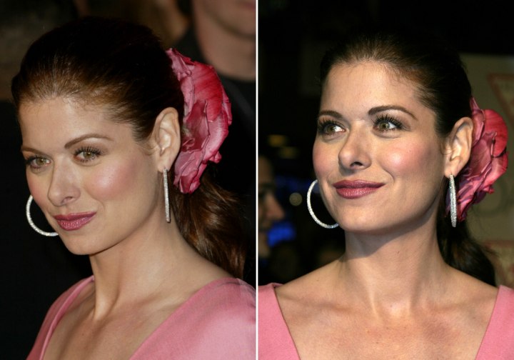 Debra Messing wearing a flower in her hair