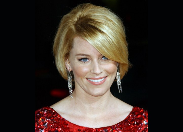 Elizabeth Banks with her hair bobbed above the collar