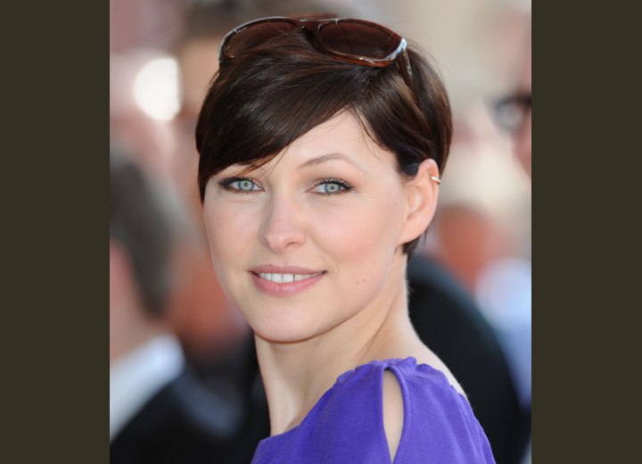 The short haircut of Emma Willis