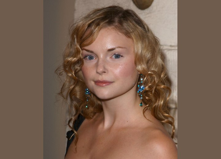 Izabella Miko's hairstyle with shoulder caressing curls