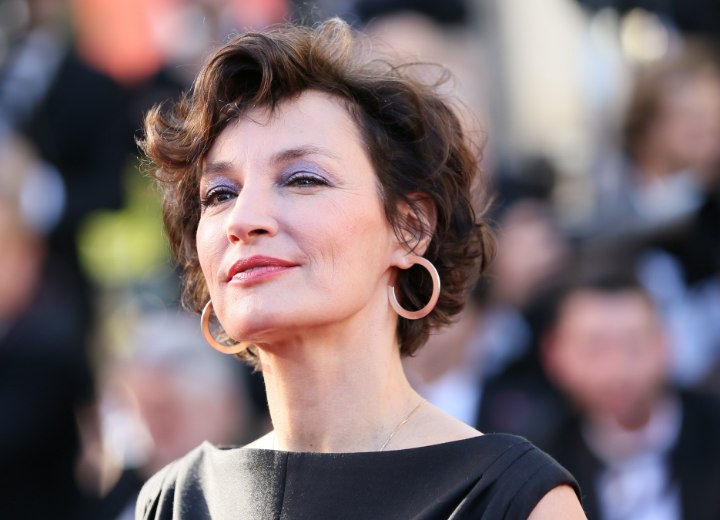 Jeanne Balibar wearing her hair in a short and simple style