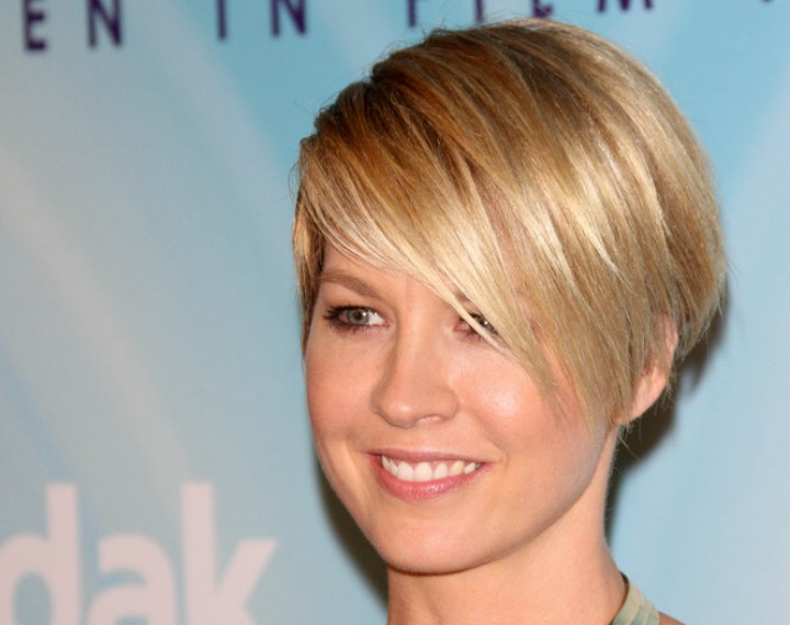 Jenna Elfman's short haircut