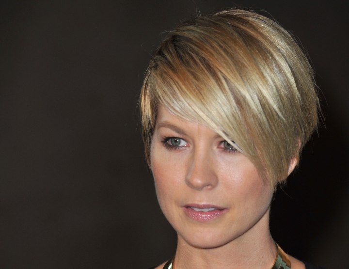 Jenna Elfman's smart short hairstyle