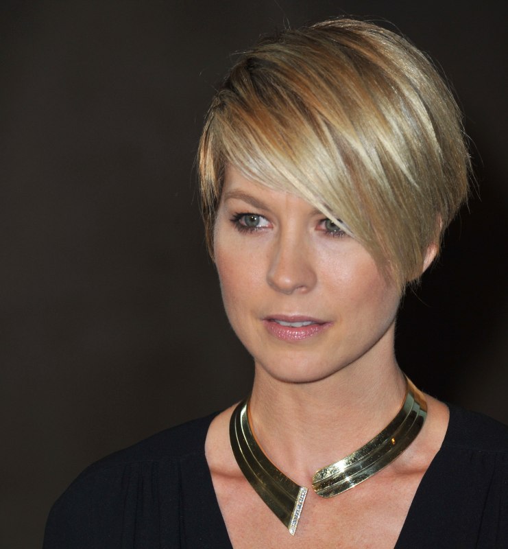 Jenna Elfman's neat and professional short haircut