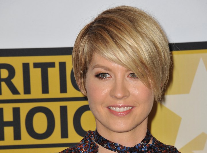 Jenna Elfman wearing her hair short with side bangs