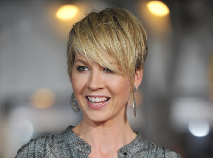 Jenna Elfman - Short hairstyle with heavy bangs