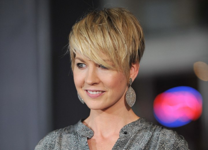 Jenna Elfman's very short hairstyle