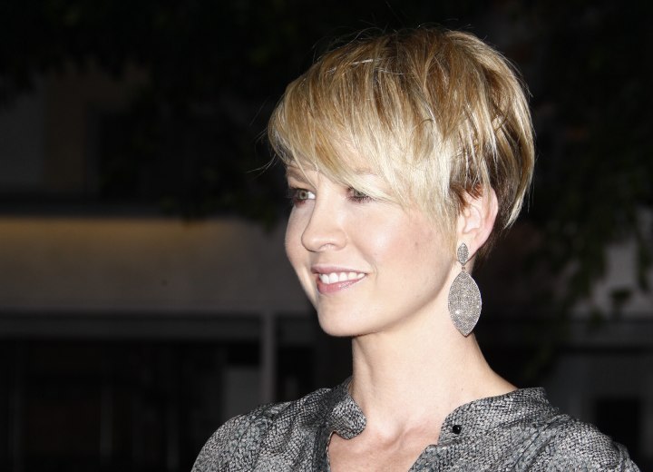 Jenna Elfman - Short hairstyle for blonde hair