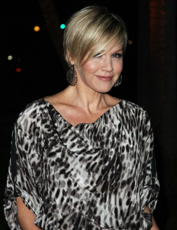 Jennie Garth's new short haircut with the hair tapered up 