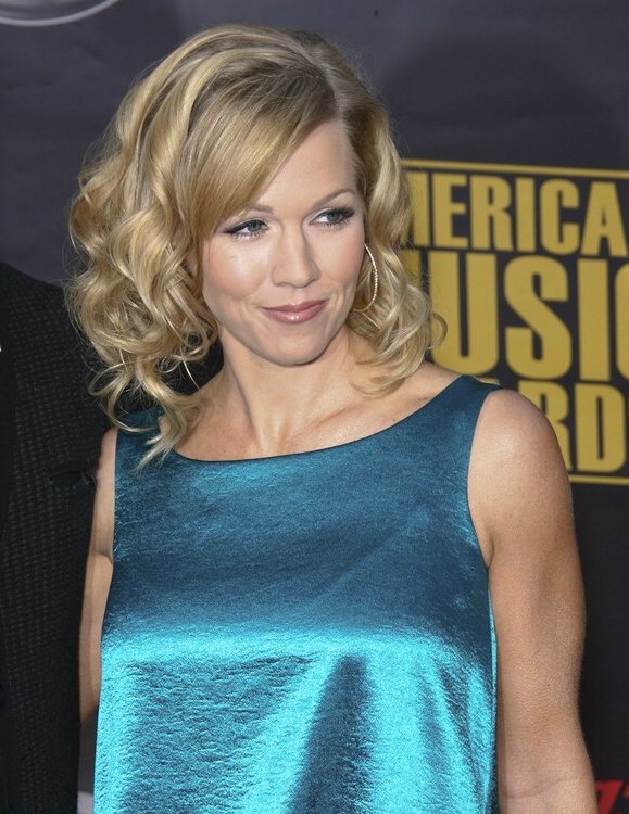 Jennie Garth  Hair falling to the shoulders in curls