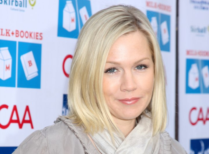 Jennie Garth's hair in a long bob that tips the shoulders