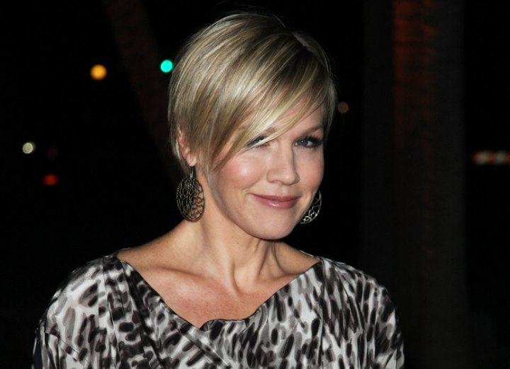Jennie Garth S New Short Haircut With The Hair Tapered Up And Around Her Ears