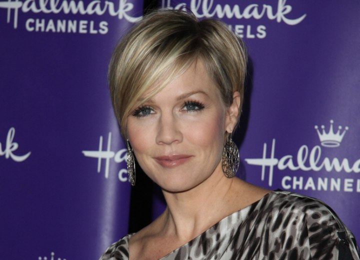 Jennie Garth sporting short blonde hair