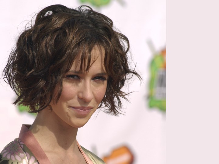 Jennifer Love Hewitt with her short hair styled for a just out of bed look