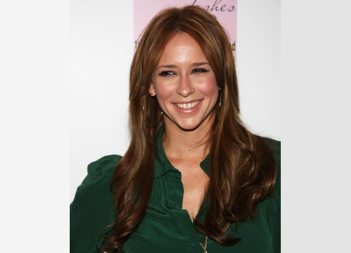 Jennifer Love Hewitt's super long hair with loose spirals