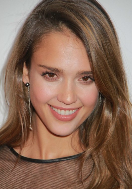 Jessica Alba  Comfortable casual long hairstyle with 