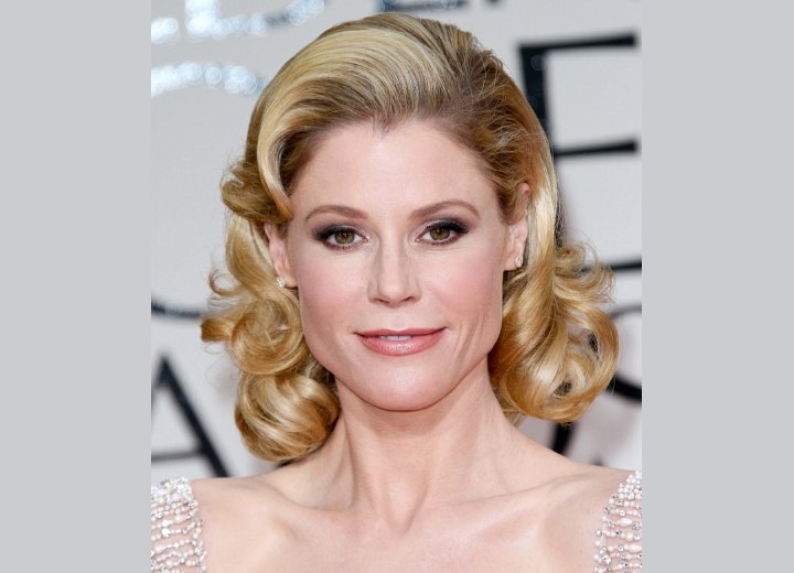 Julie Bowen wearing her hair with curls