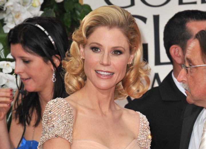 Julie Bowen's curled hair