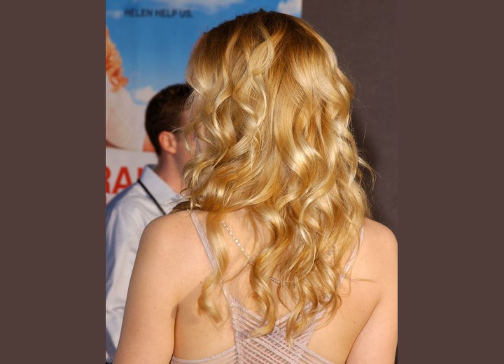 Back view of Kate Hudson's long hair with waves