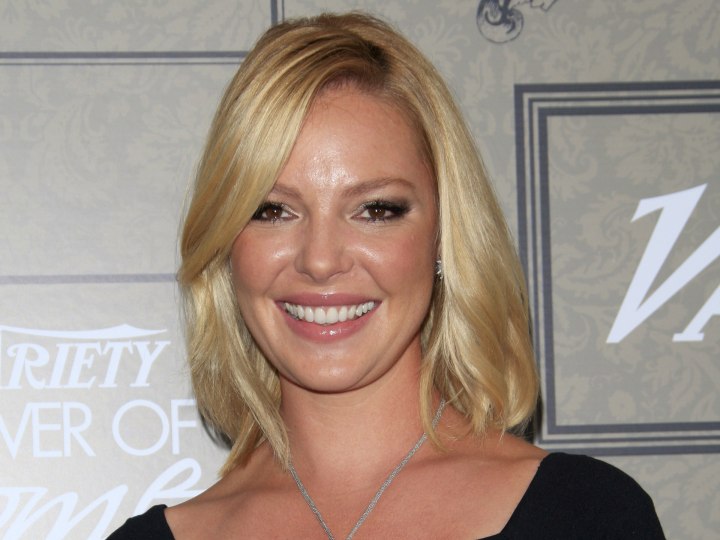 Katherine Heigl with mid length blonde hair