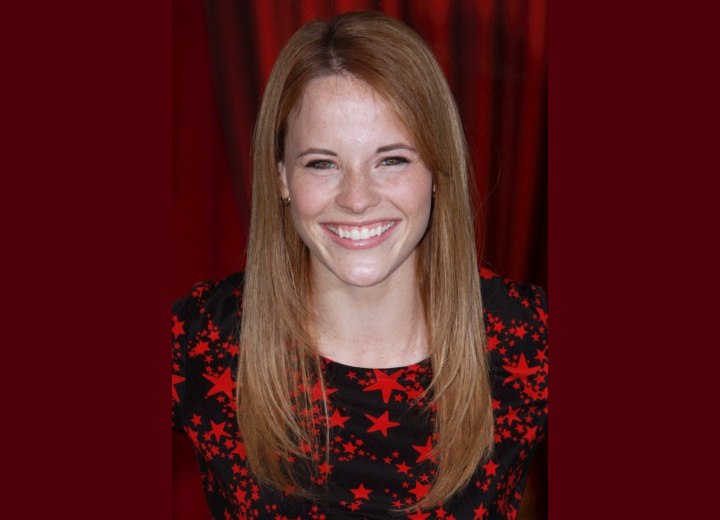 Katie Leclerc - Simple long hairstyle with smooth straightness