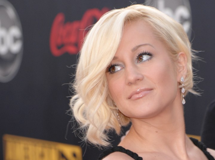 Kellie Pickler with her hair in a short side swept bob