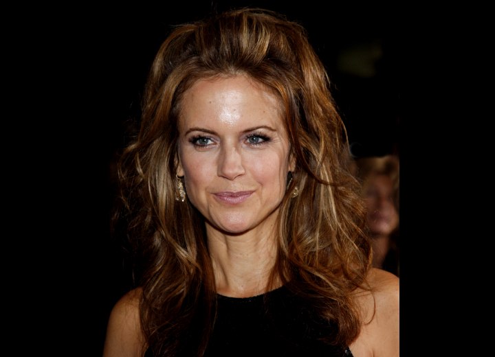 Kelly Preston with long jumbled hair